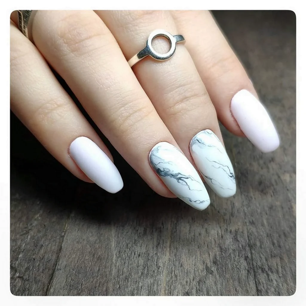 Маникюр мрамор голубой и белый