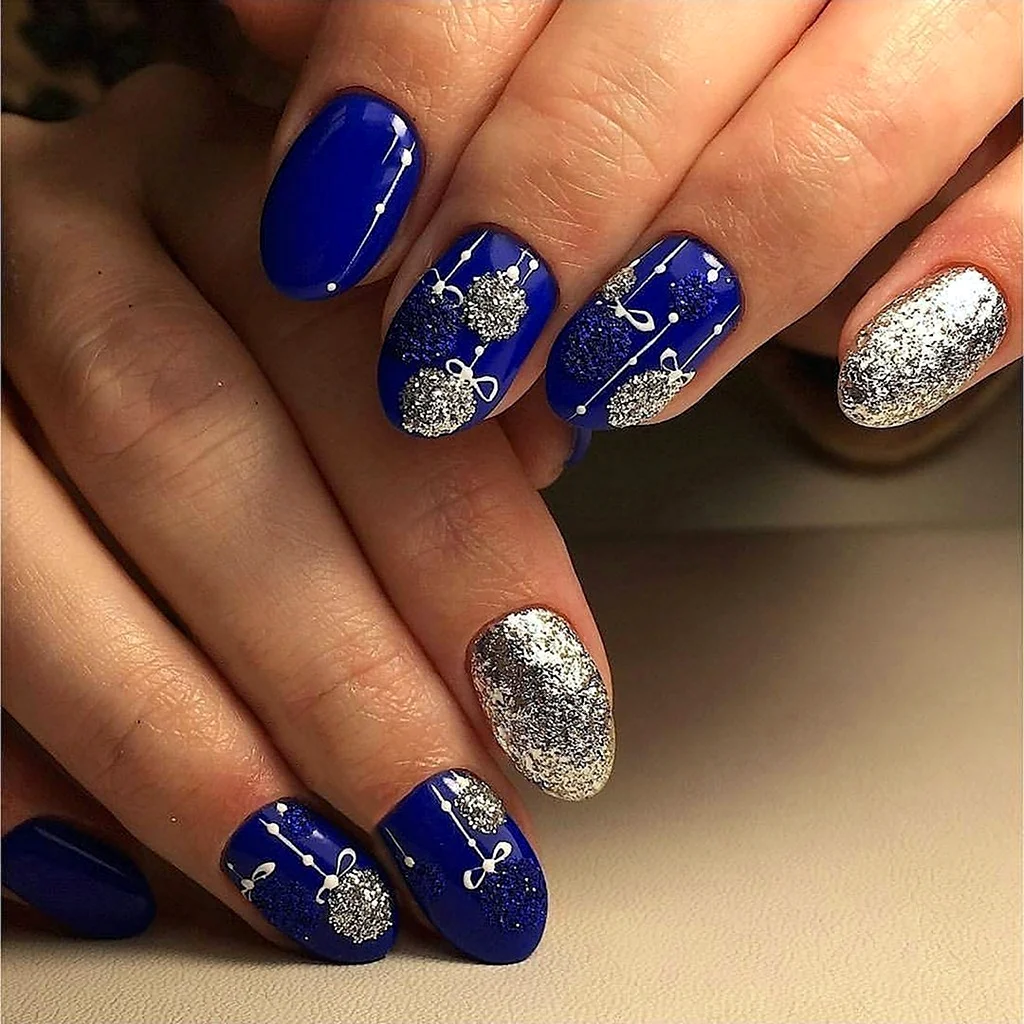 Новогодний маникюр синий