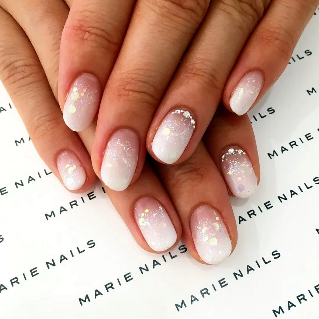 Градиент на ногтях белый