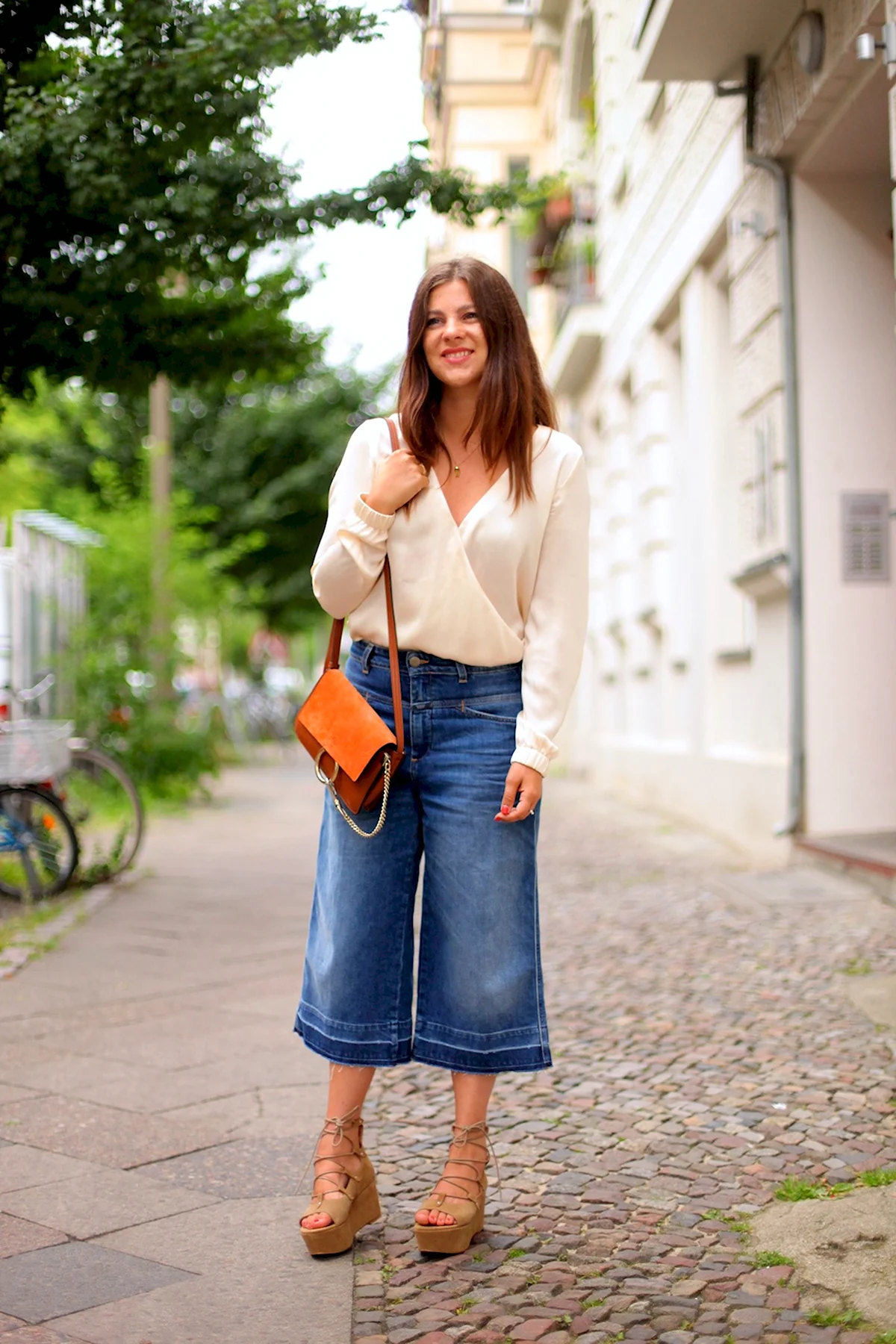 Широкие укороченные джинсы