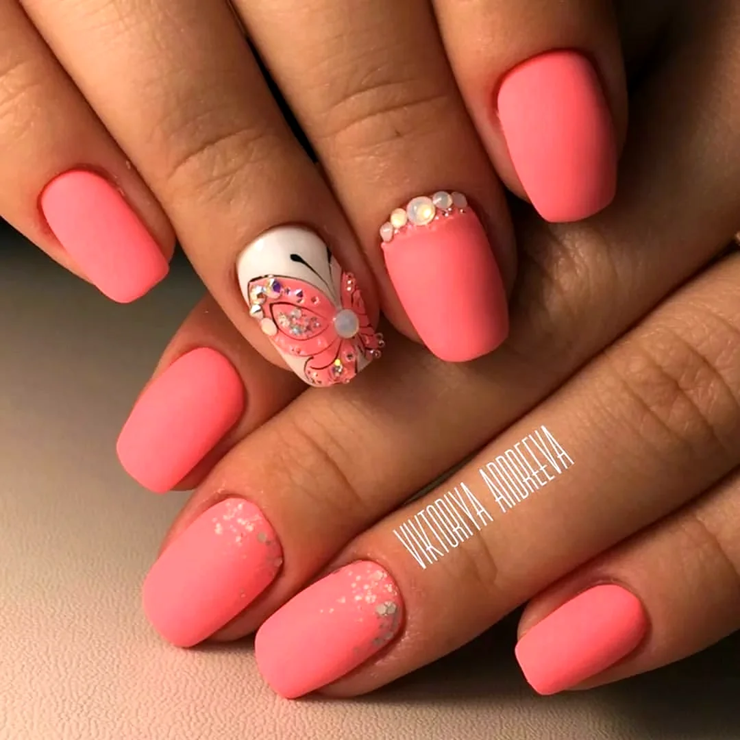 Маникюр лето 2022 коралловый