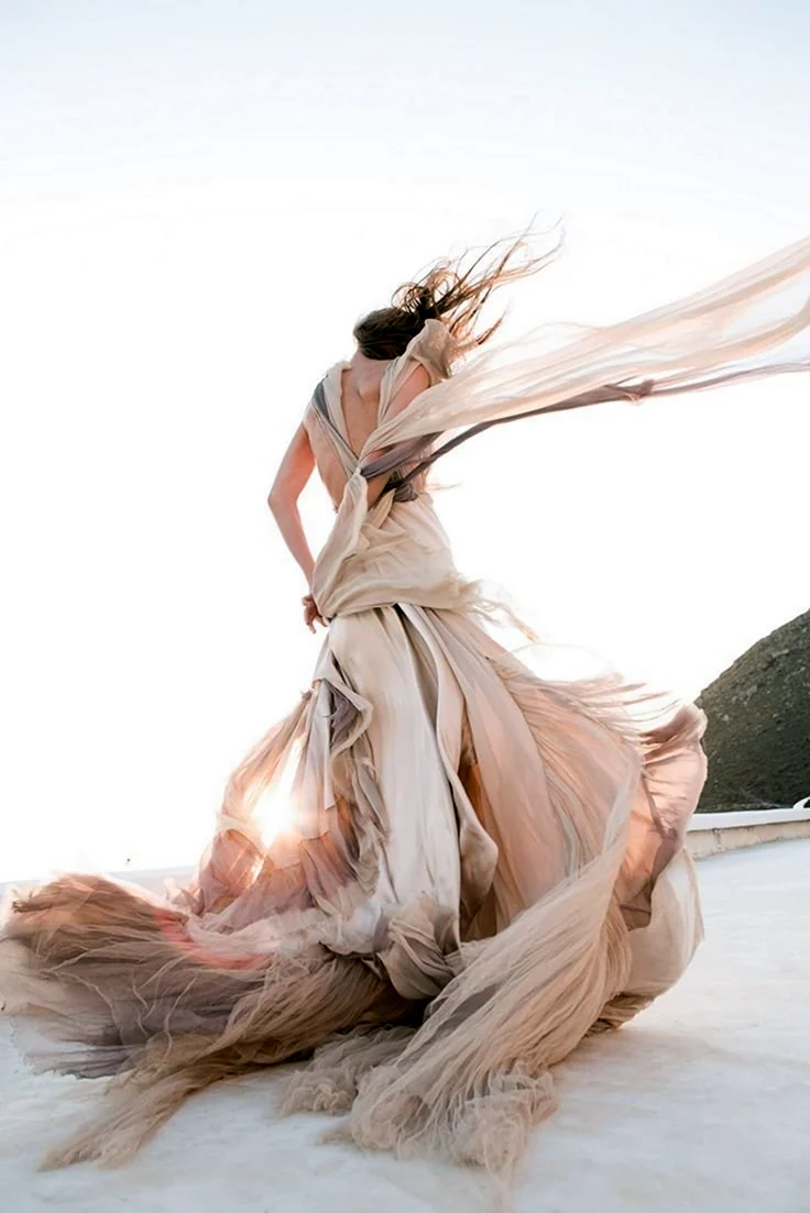 Платье развивающееся на ветру