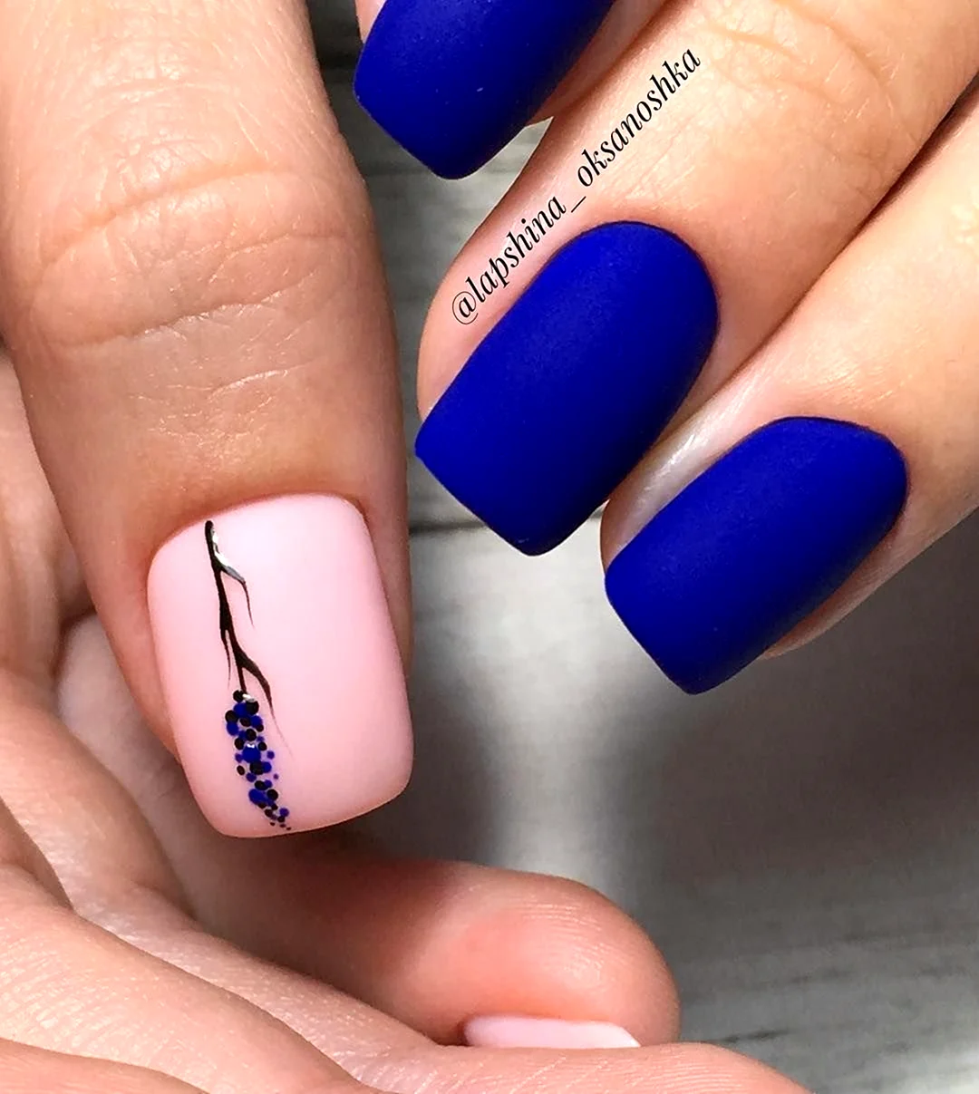 Синие матовые ногти