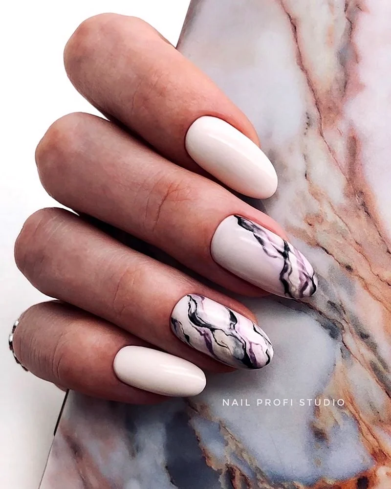 Молочный мраморный маникюр