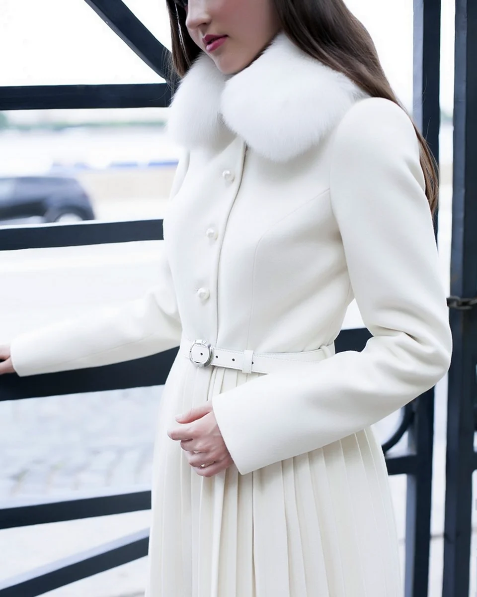 Пальто цвета слоновой кости