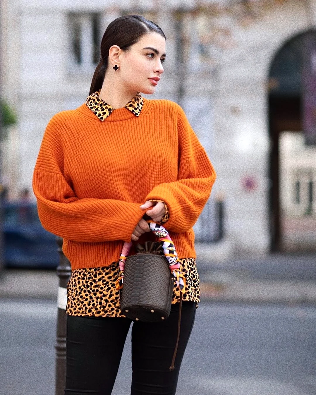 Образ с оранжевым свитером