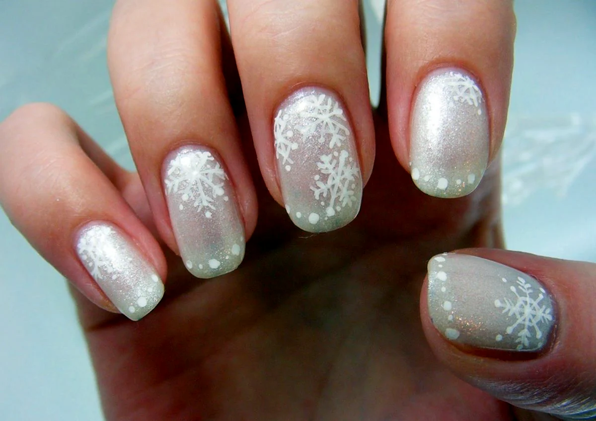 Нежный маникюр со снежинками