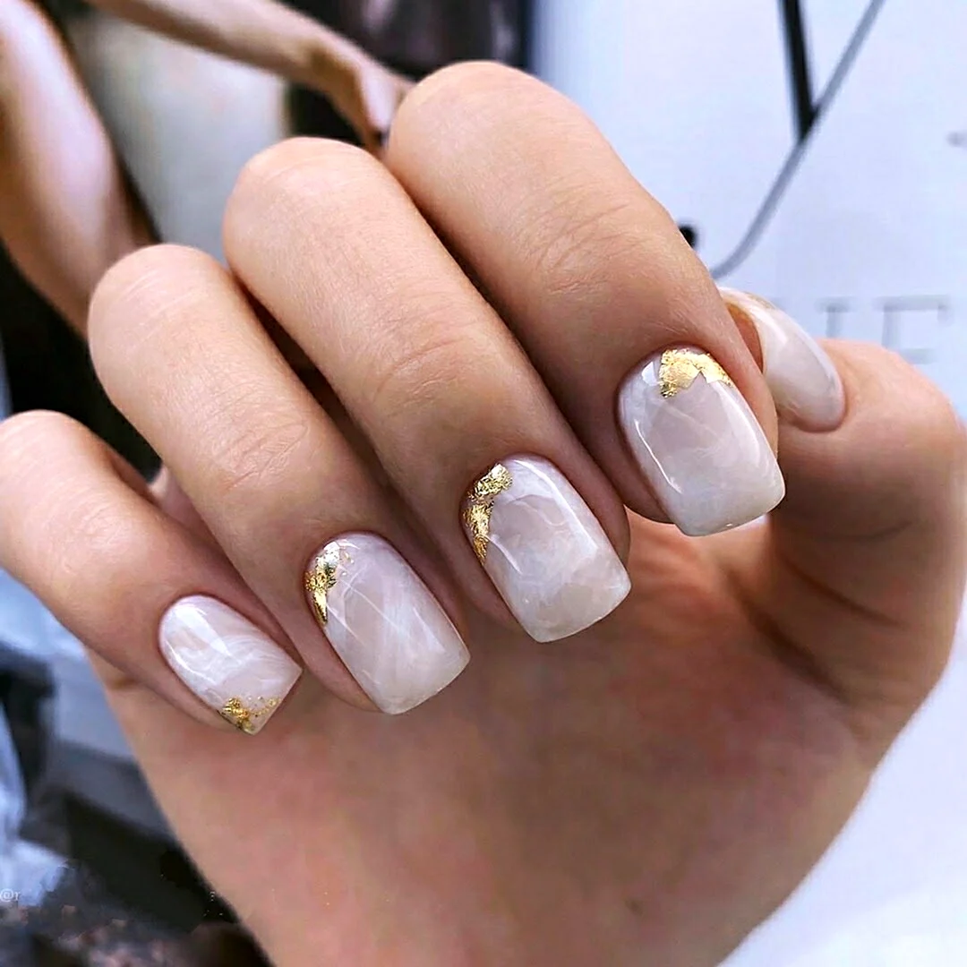 Молочный маникюр с фольгой