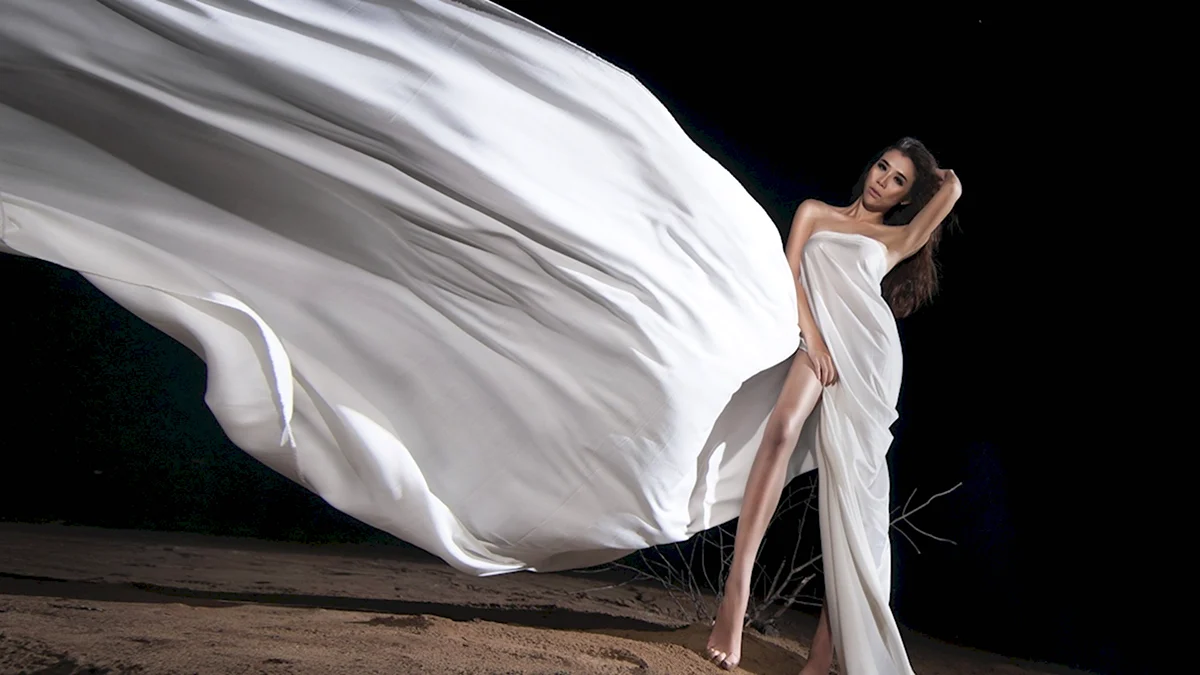 Девушка в белом платье