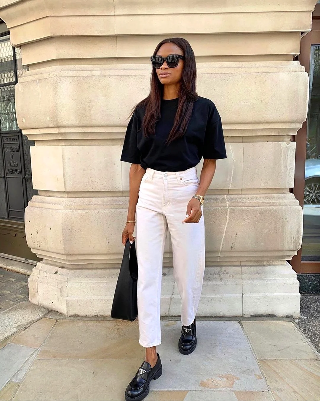 Белые брюки с черным ремнем