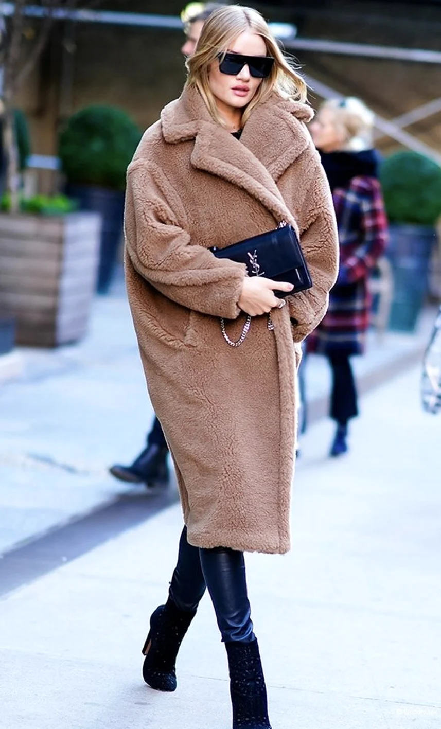 Пальто оверсайзбежевого цвета меховое