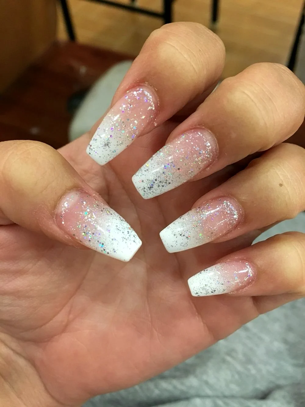 Ногти с блестками на кончиках