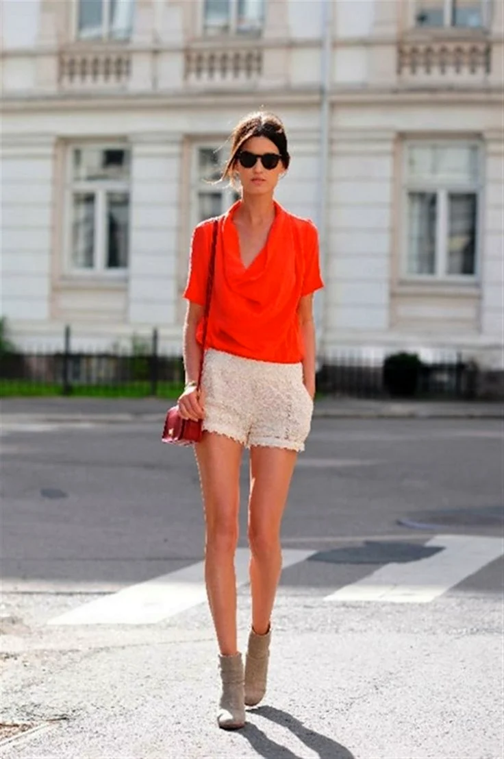 Образ с красными шортами