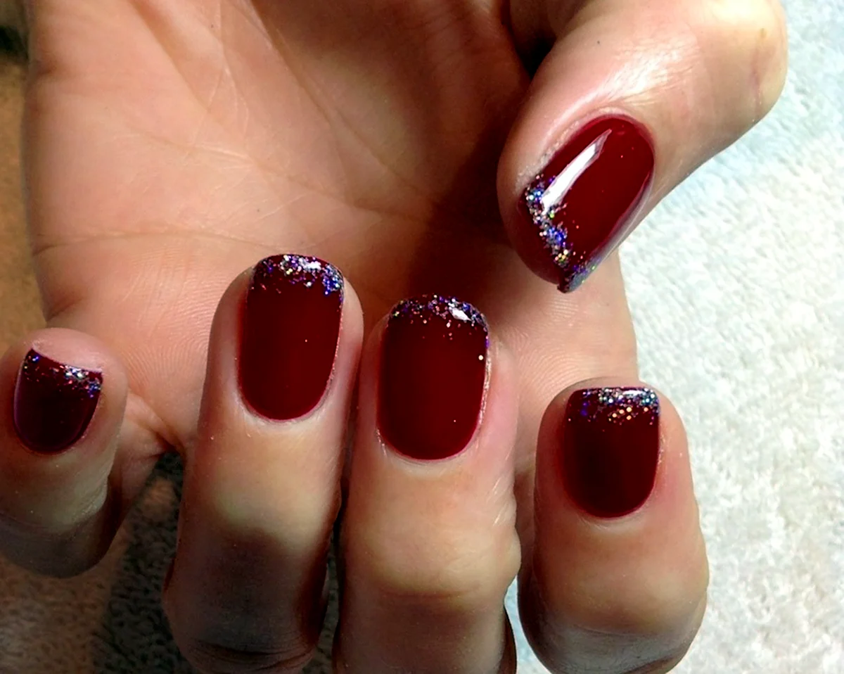 Красный маникюр на короткие