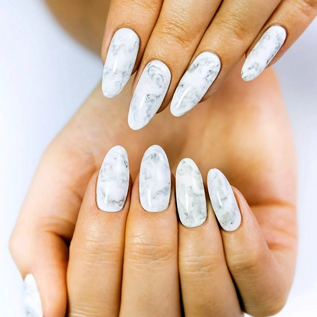Молочный мраморный маникюр
