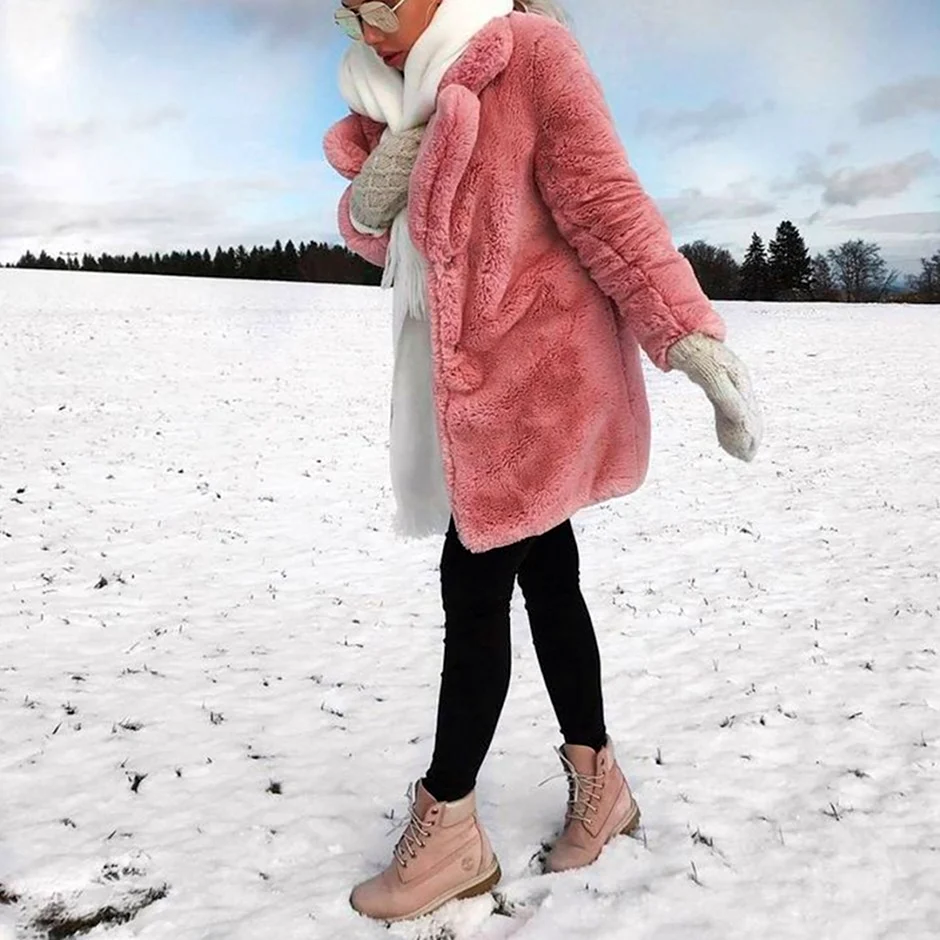 Блондинка в розовой шубе