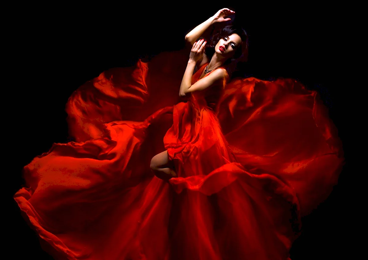 Девушка в платье танцует