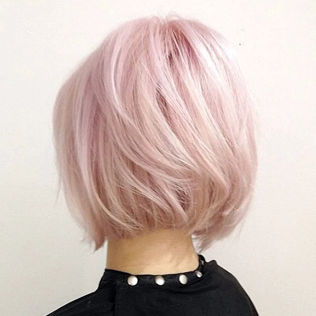Светло розовые волосы каре