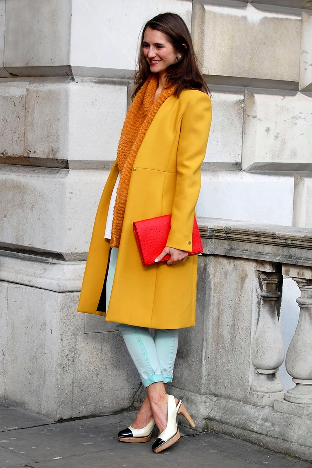 Пальто горчичного цвета образы