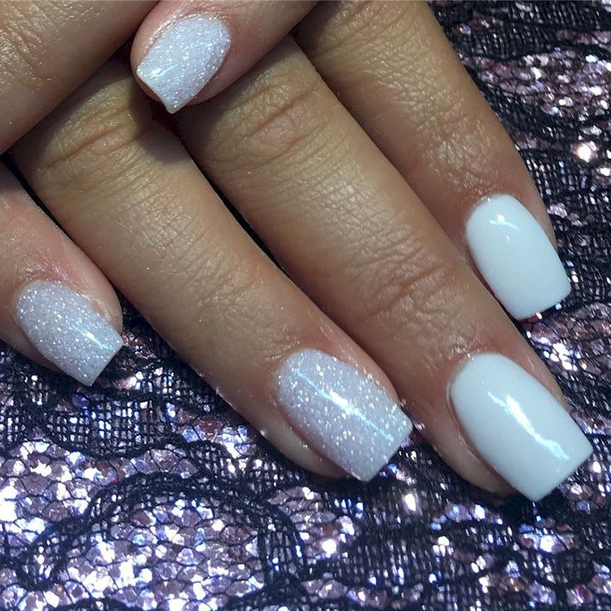 Молочный маникюр с блестками