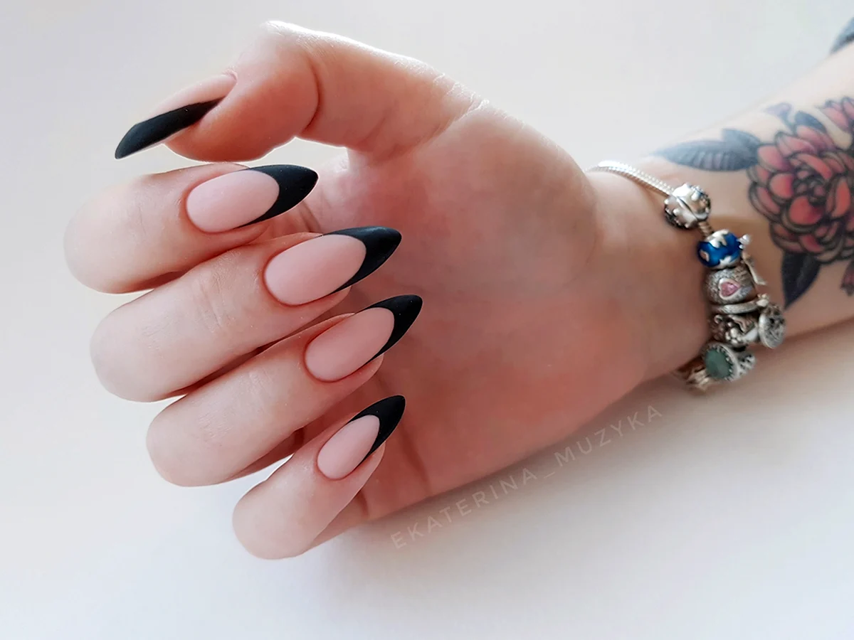 Чёрный матовый френч на миндаль