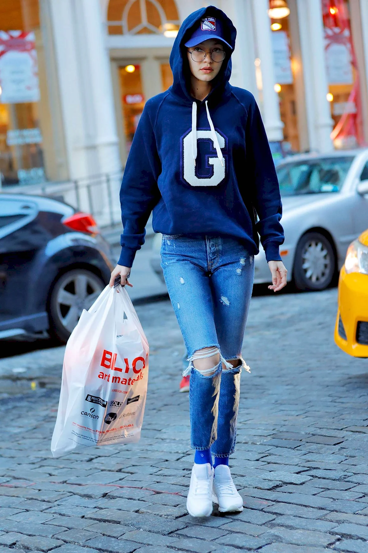 Джиджи Хадид в толстовке