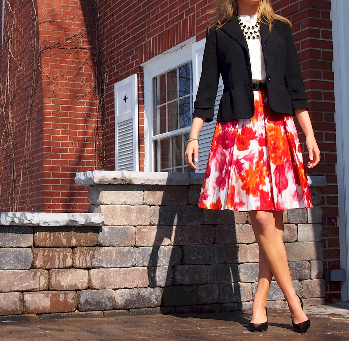 Лук с оранжевой юбкой