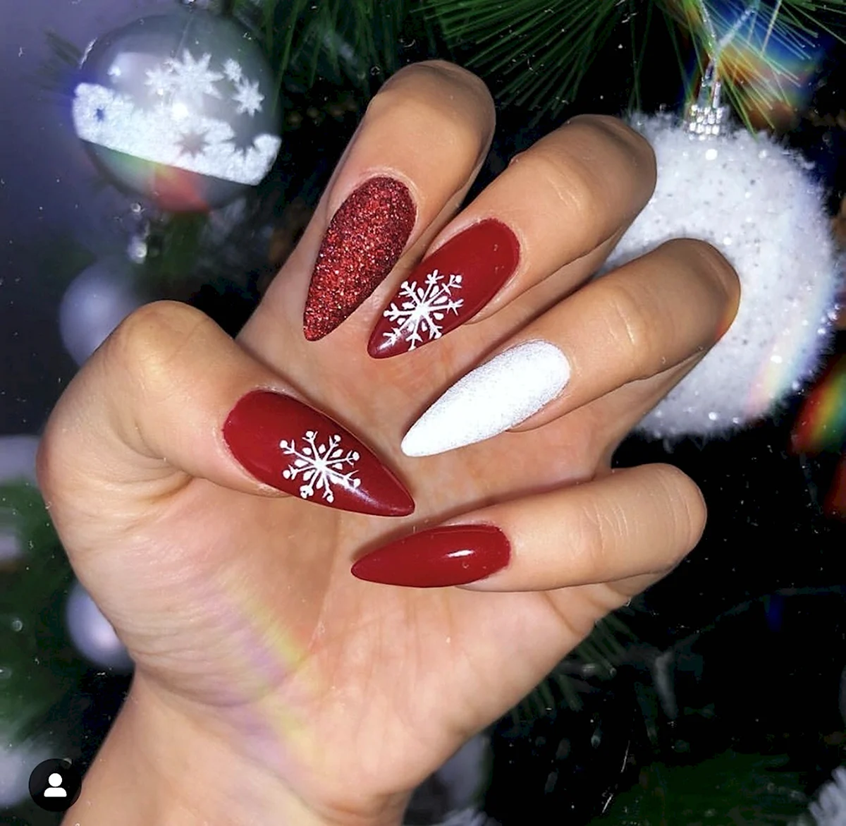 Маникюр на новый год красный