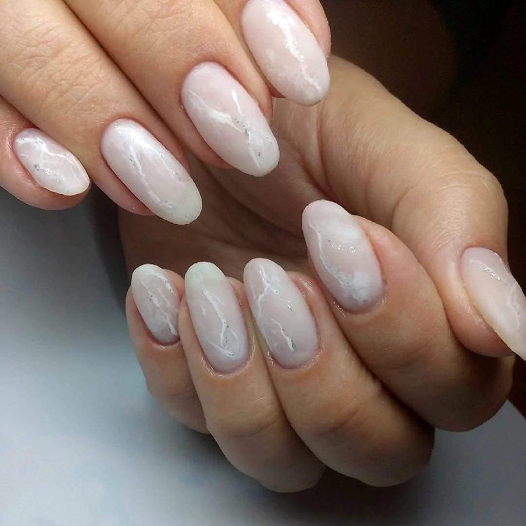Молочный мраморный маникюр