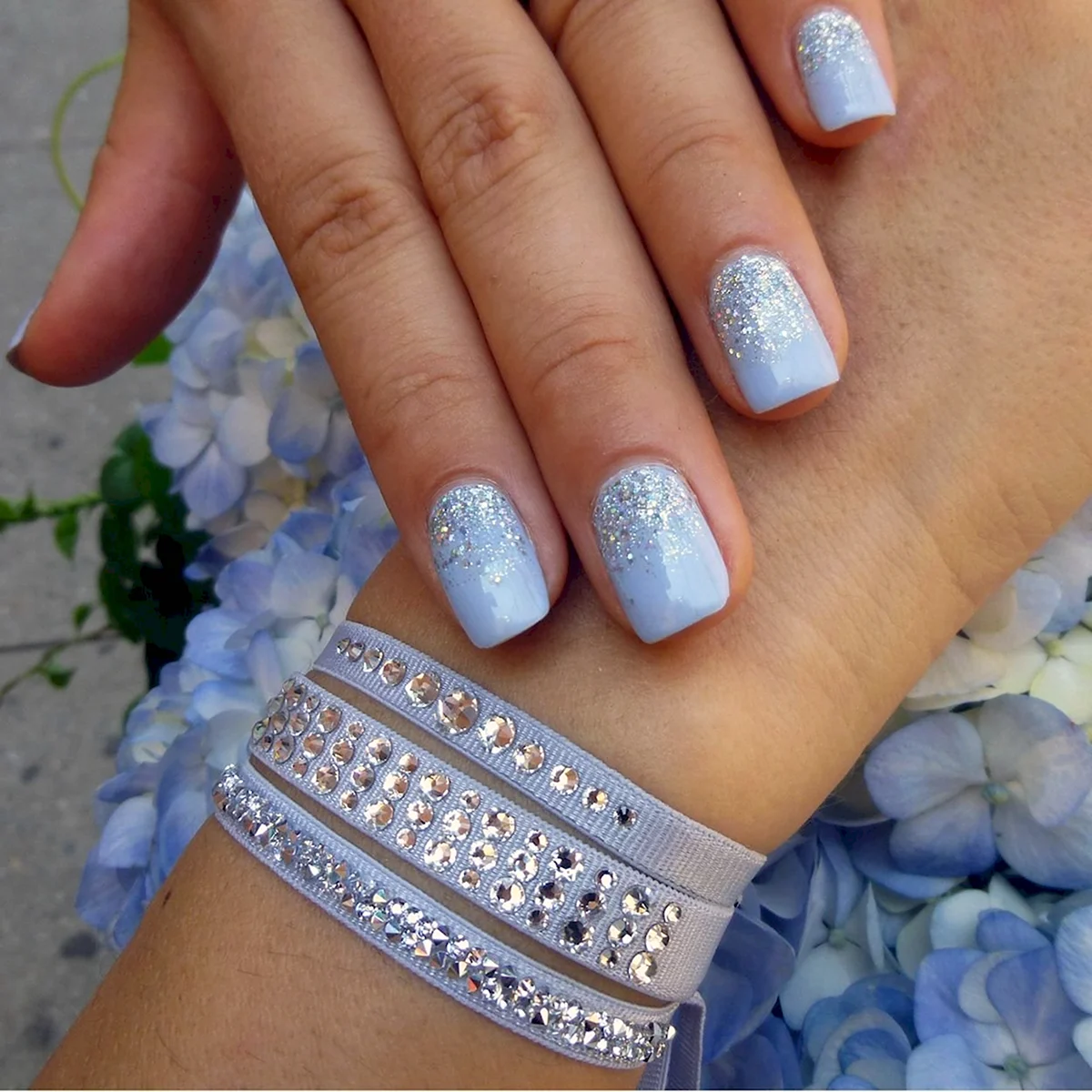 Голубой маникюр с блестками
