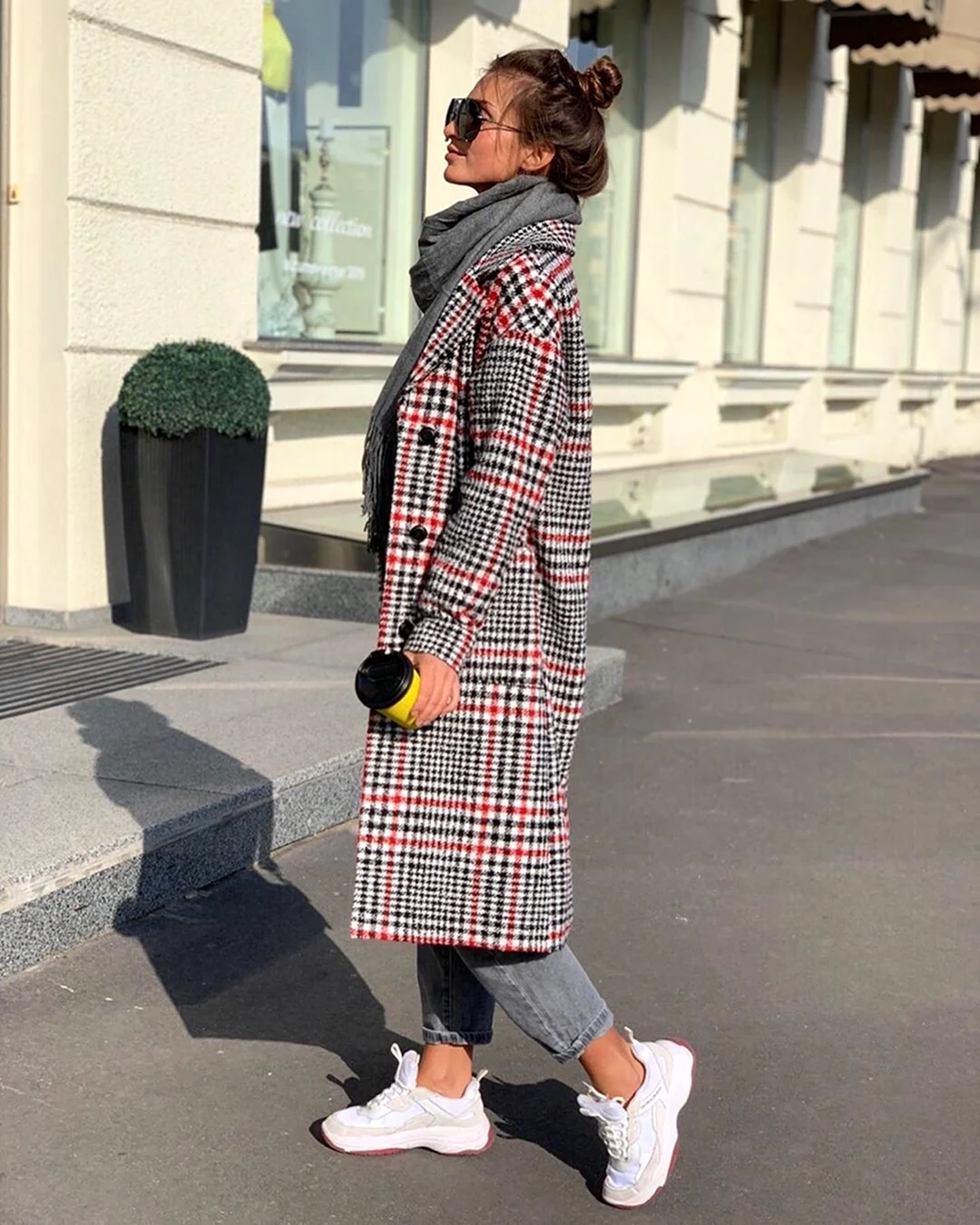 Клетчатое пальто и кроссовки