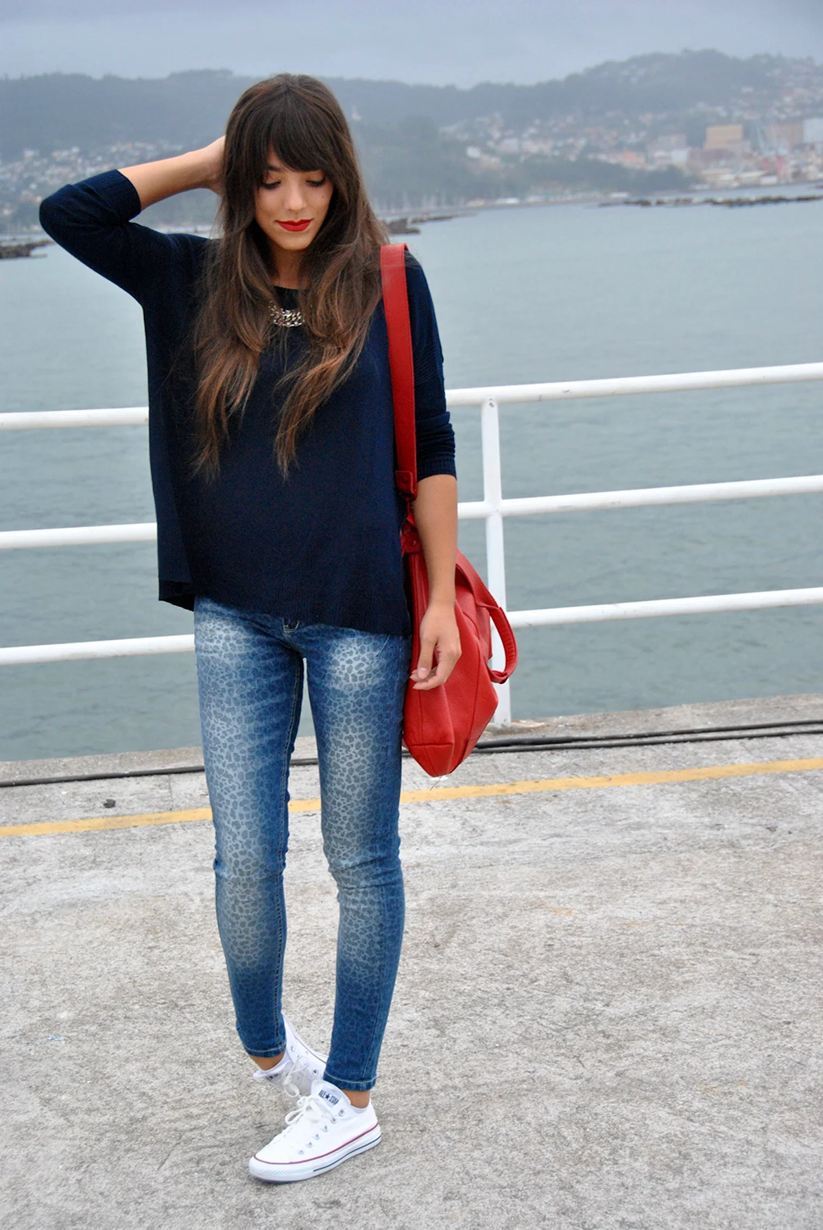 Голубой свитер с джинсами