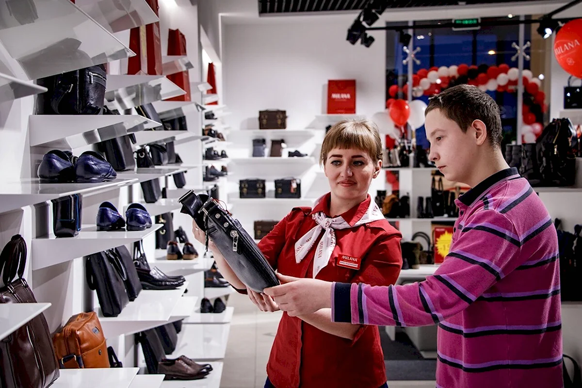 Продавец в обувном магазине