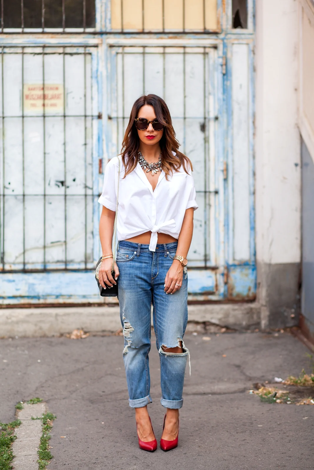 Белая рубашка и джинсы