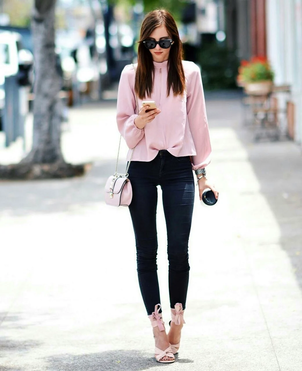 Луки с розовыми босоножками