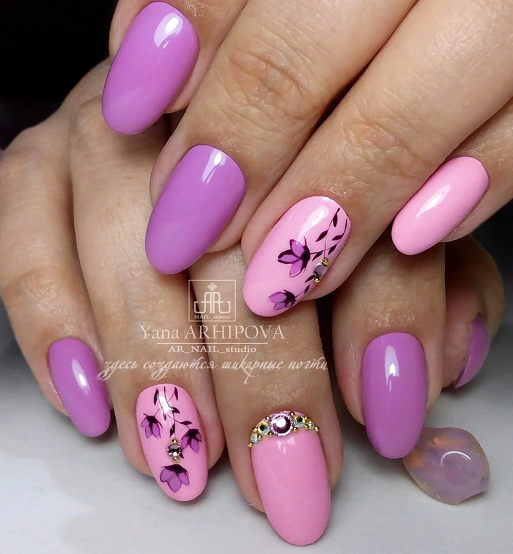 Сиреневые ногти с розовыми цветами
