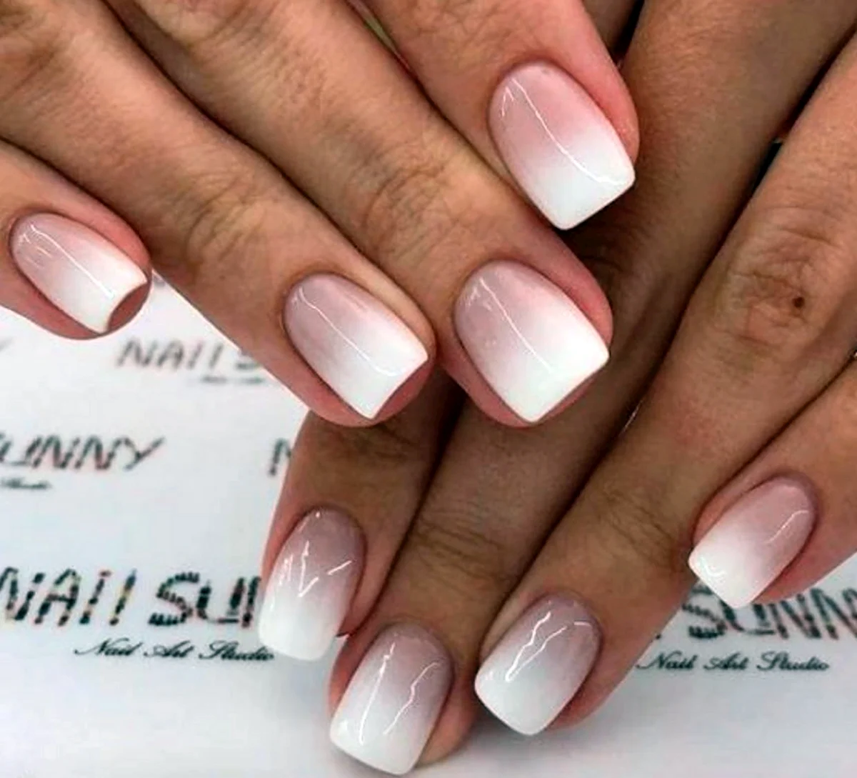 Маникюр омбре белый