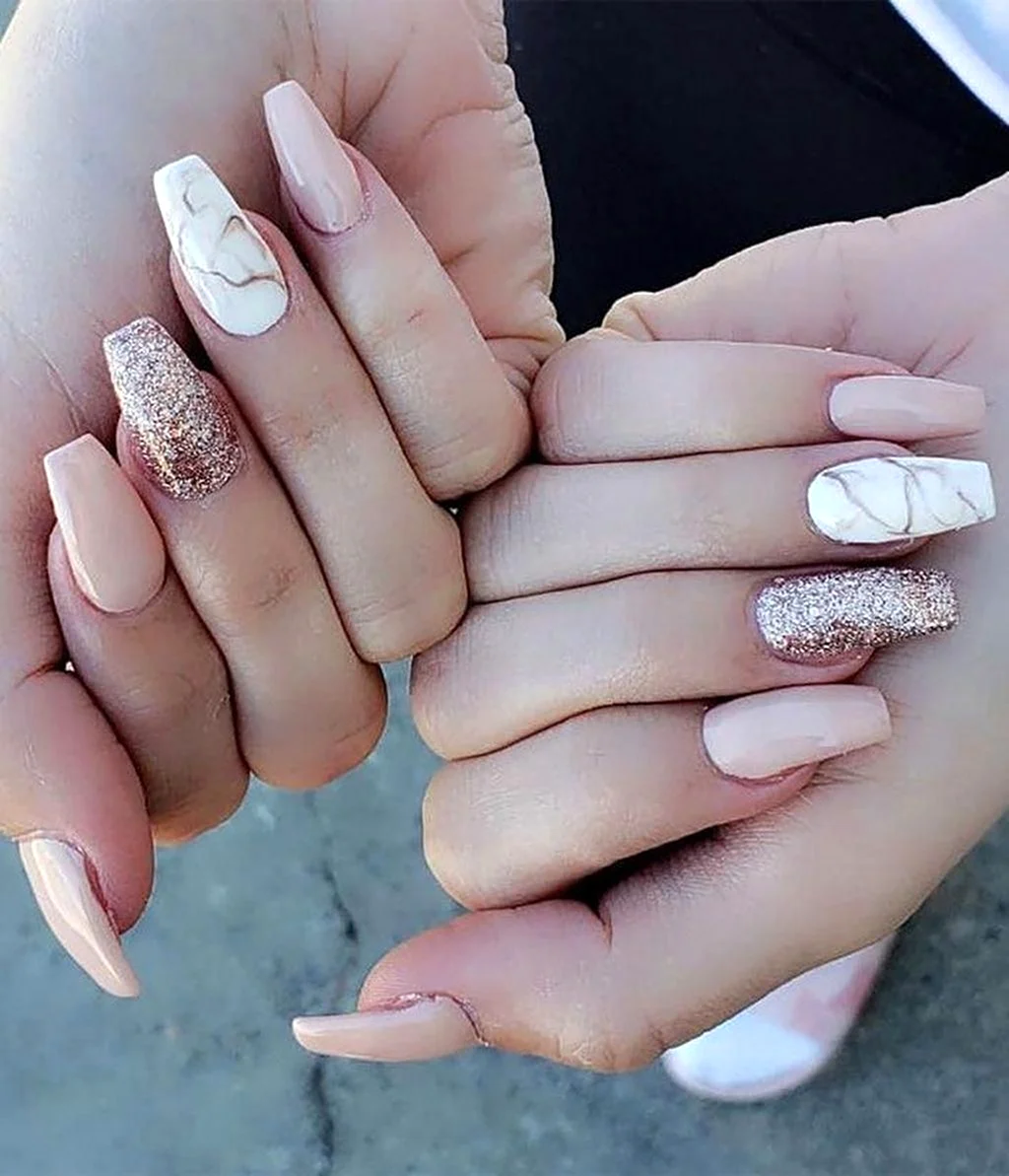 Нюдовый маникюр с мрамором квадрат