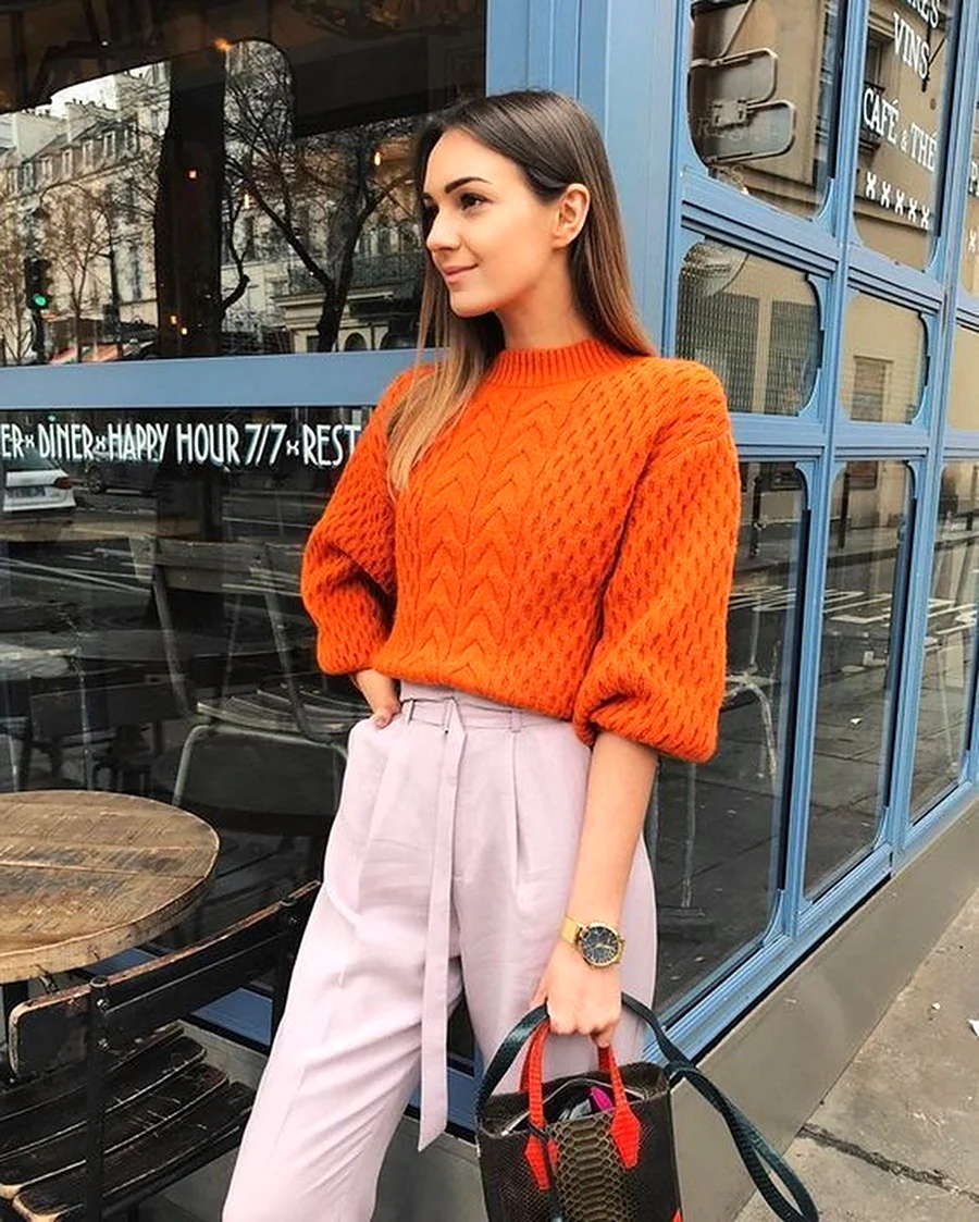 Модный оранжевый свитер