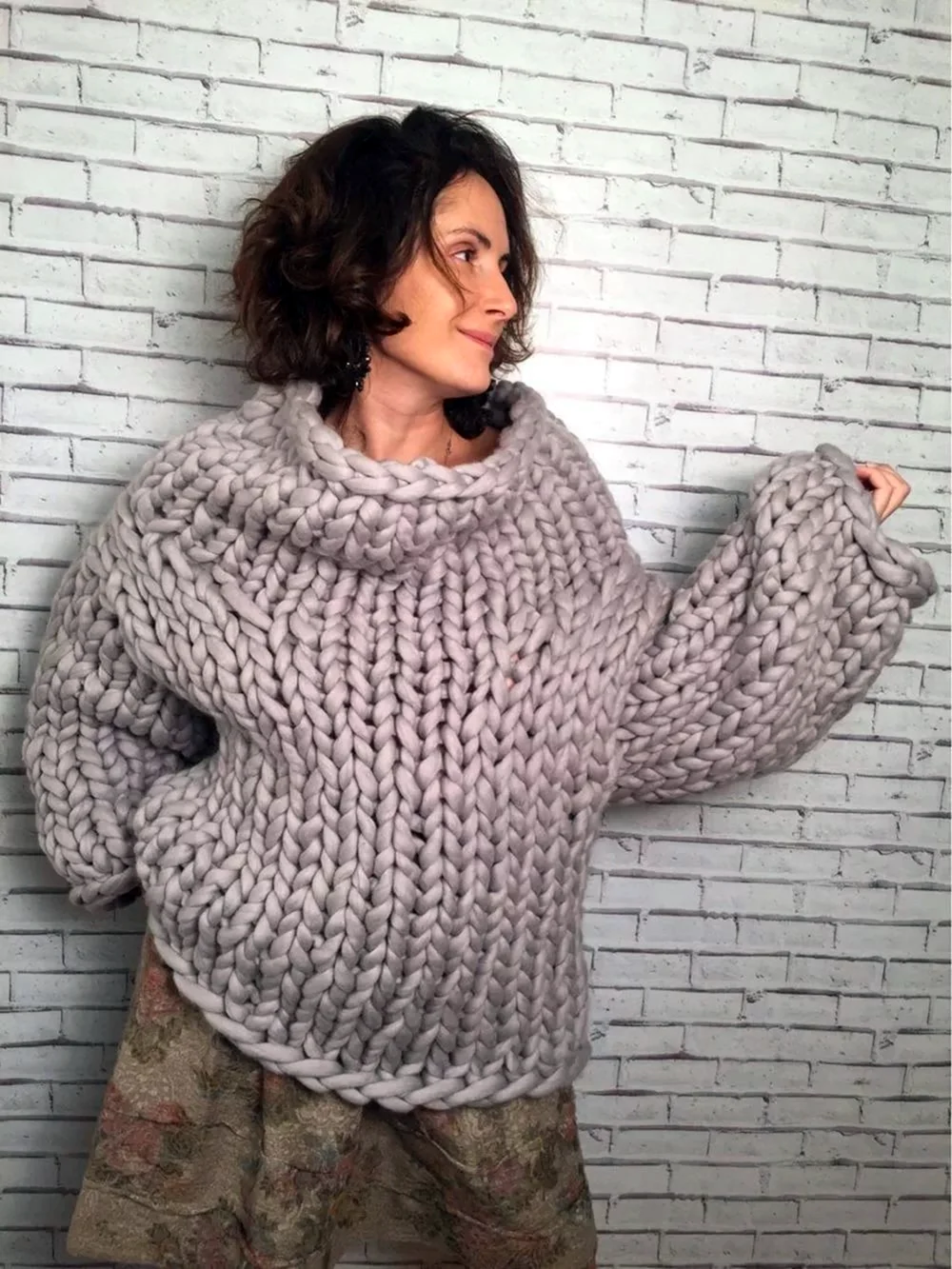 Свитер из объемной пряжи женский