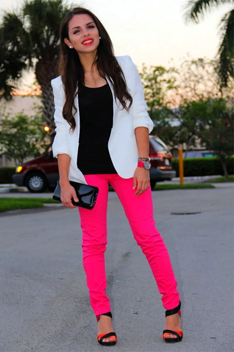 Девушка в красных брюках