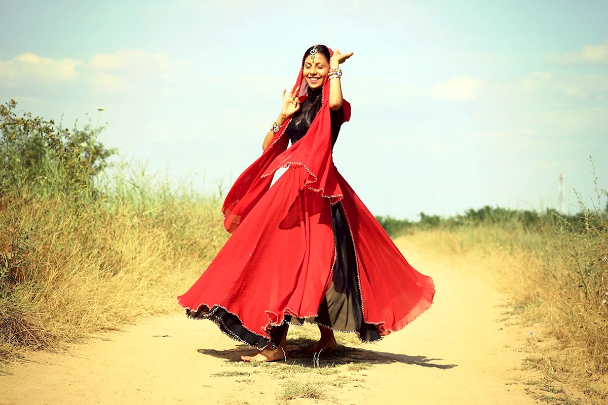 Девушка в платье танцует