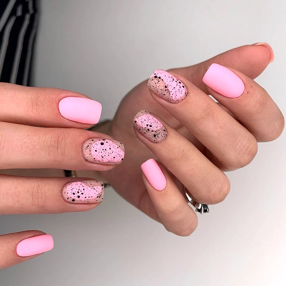 Розовый маникюр