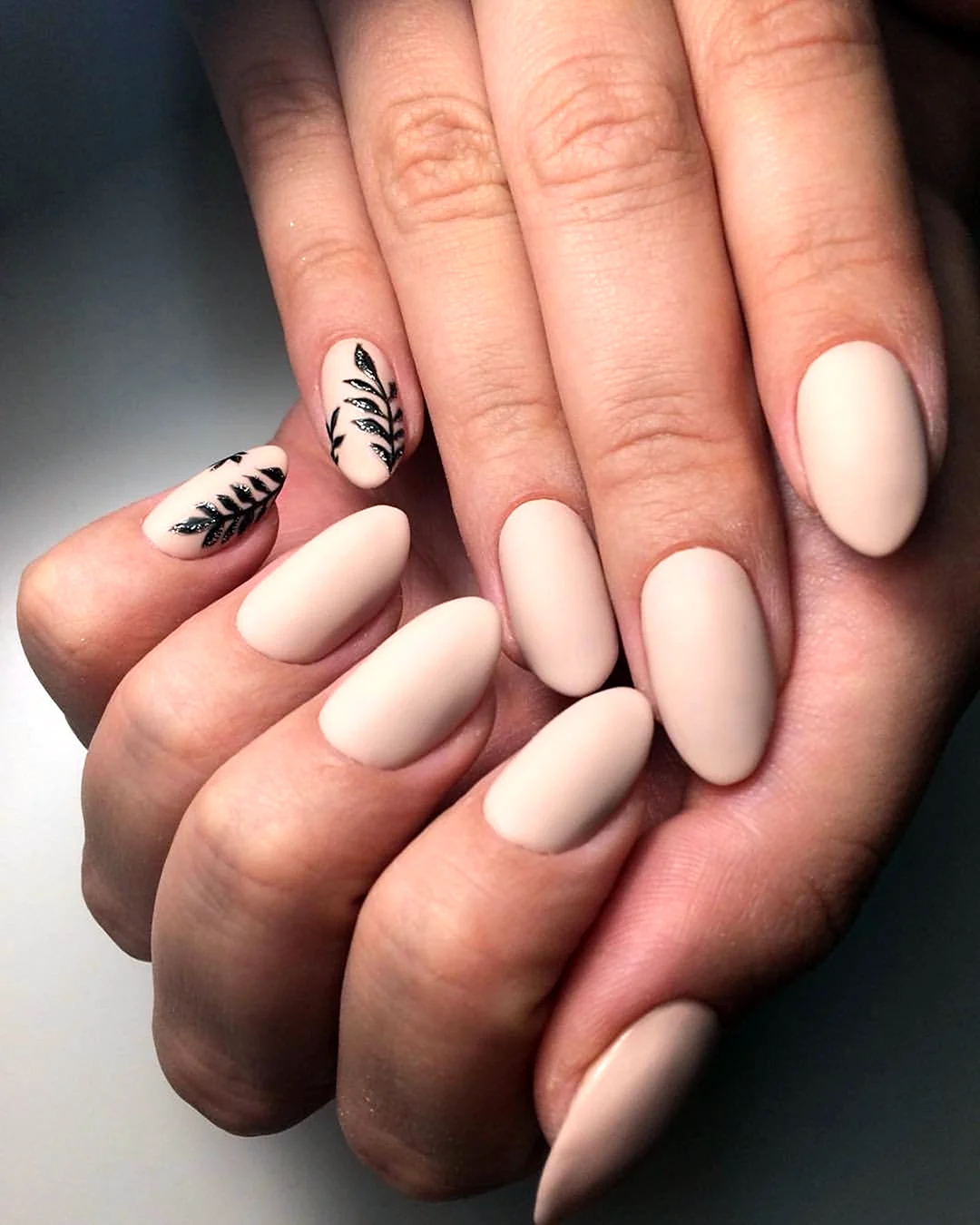 Маникюр на средние ногти