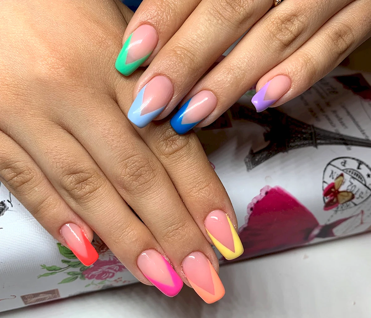 Цветной френч 2022 на миндалевидных