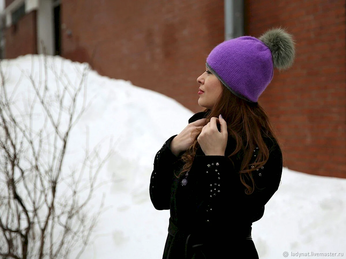 Девушка в шапке с помпоном