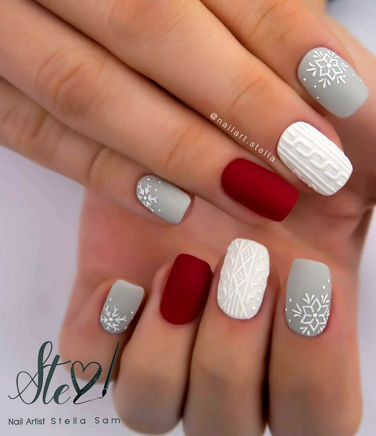Белый новогодний маникюр на короткие ногти