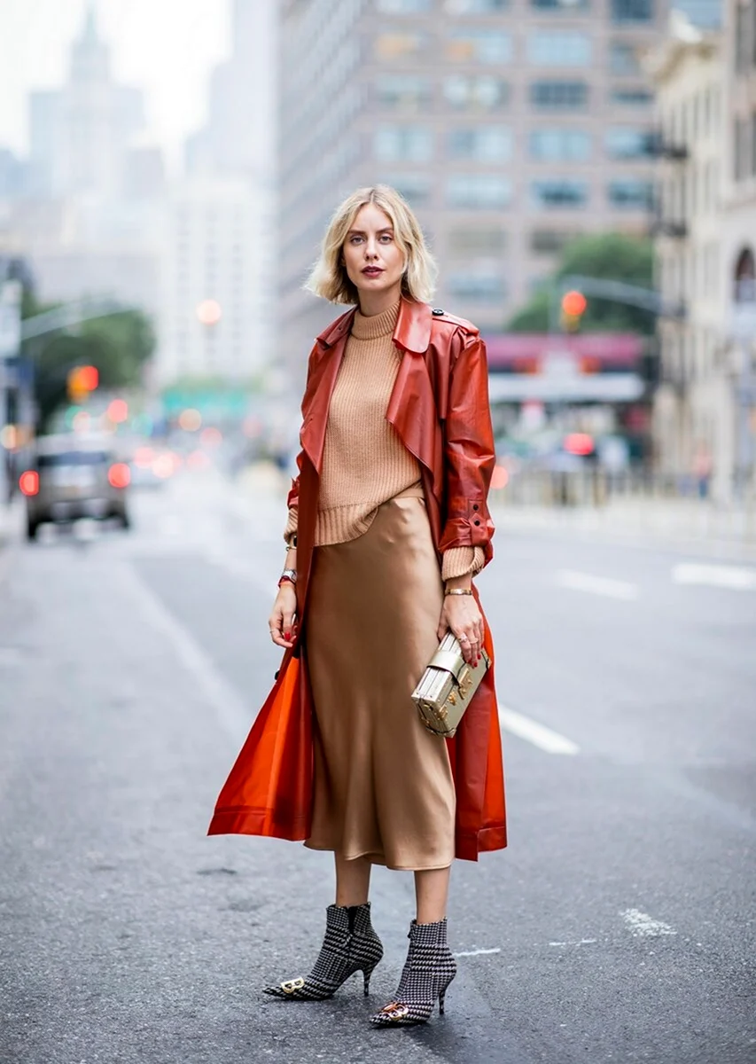 Атласная юбка миди стрит стайл