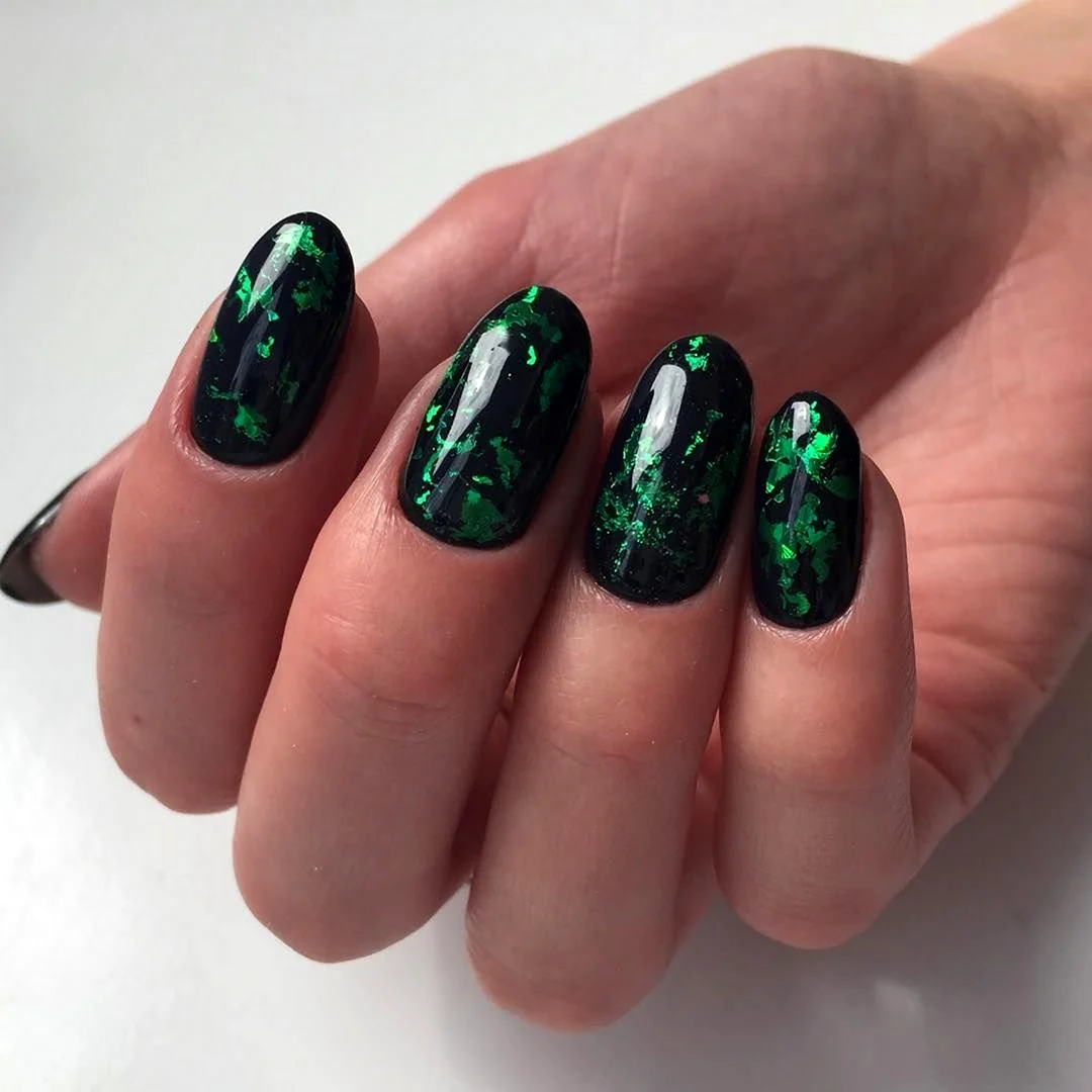 Маникюр изумруд малахит