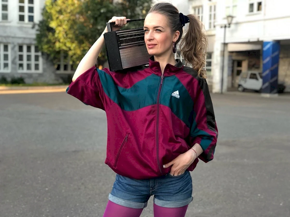 Девушка в олимпийке 90